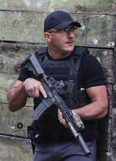 Prof. Pires — Policial Militar